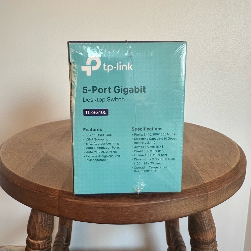 New in Box tp-link 5 Port Gigabit Desktop Switch Model TL-SG105 w/ Power Adapter - Picture 6 of 8